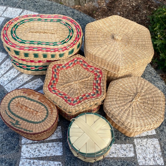Vintage Set of 6 Little Baskets Bins Lids Wicker